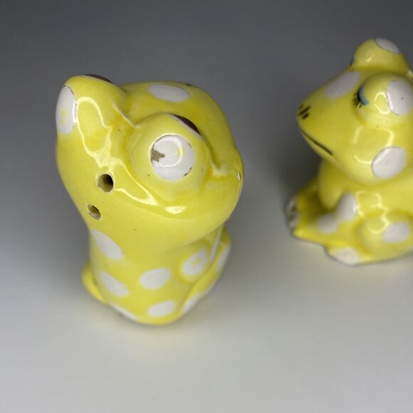 Ceramic Vintage Yellow Polka Dot Frog Couple Salt & Pepper Shakers - Picture 6 of 9